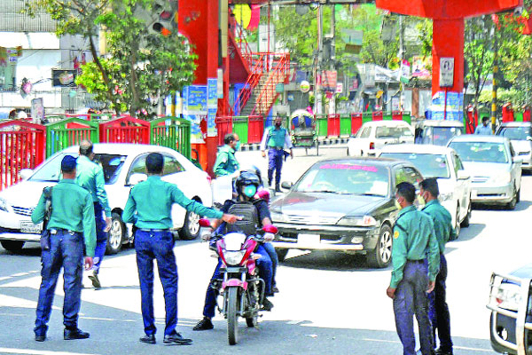রাজধানীর সায়েন্স ল্যাব মোড়ে চেকপোস্ট বসিয়ে তল্লাশি