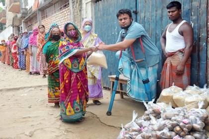 ভিক্ষার টাকায় অসহায়দের পাশে দাঁড়ালেন পা হারানো রেজাউল