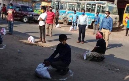 শরীয়তপুরে জেলা প্রশাসকের ত্রাণ বিতরণ