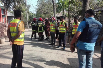 ঈশ্বরদীর ২ বাড়িতে বোমাসদৃশ বস্তু, ঘিরে রেখেছে পুলিশ