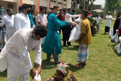 পাথরঘাটায় নিম্ন আয়ের মানুষের মাঝে এমপি রিমনের ত্রাণ বিতরণ