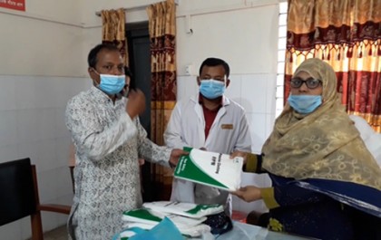 নেত্রকোনায় সাবেক এমপির পিপিই ও কিট বিতরণ