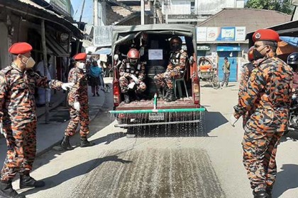 ফায়ার সার্ভিসের উদ্যোগে নীলফামারীতে জীবানুনাশক স্প্রে