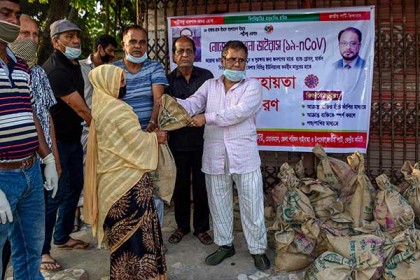 গাইবান্ধায় দুস্থদের মাঝে ত্রাণ বিতরণ