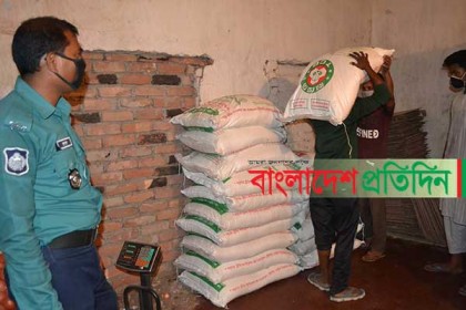 রংপুরে টিসিবির ২ লাখ টাকার খাদ্যসামগ্রী উদ্ধার, আটক ১