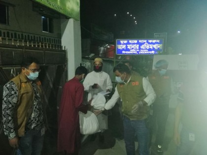 এতিমখানা শিশুদের বাড়ি বাড়ি খাদ্য সামগ্রী পৌঁছে দিল পুলিশ