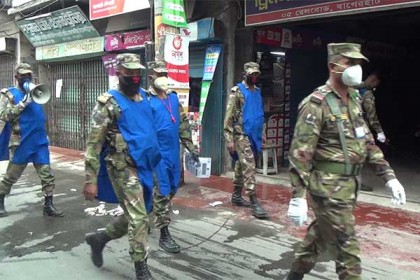 বাগেরহাটে করোনা প্রতিরোধে তৎপর পুলিশ-সেনাবাহিনী