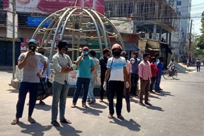 চাঁপাইনবাবগঞ্জে অহেতুক ঘোরাফেরা করলেই শাস্তি 