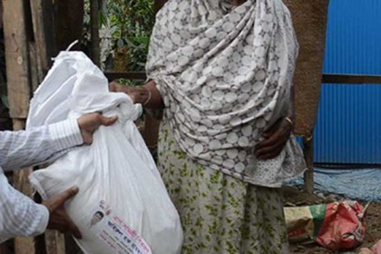 কবিরহাটে ৫ হাজার পরিবারের মাঝে ত্রাণ বিতরণ