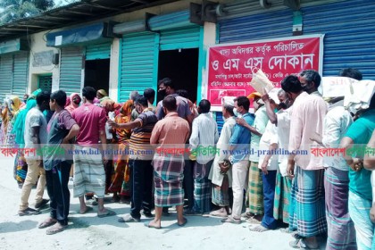 কুড়িগ্রামে সামাজিক দূরত্ব না মেনে ১০ টাকায় চাল বিক্রি
