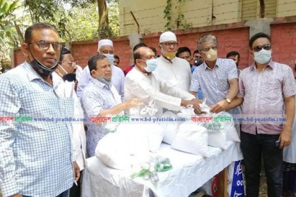 বগুড়ায় কর্মহীন-অসহায়দের মাঝে করোনা প্রতিরোধ সামগ্রী বিতরণ