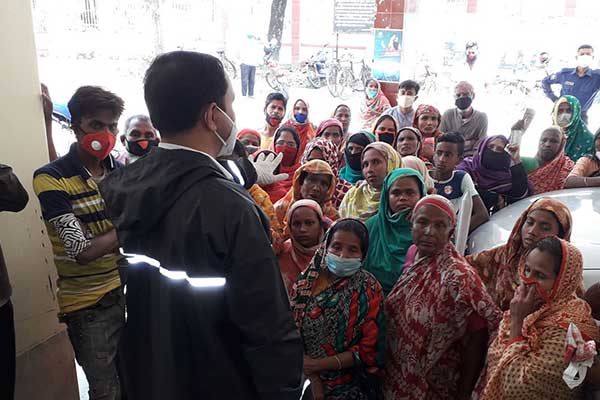 লাইনে দাঁড়িয়ে চাল না পাওয়ায় ক্ষোভ, মানা হচ্ছে না সামাজিক দূরত্ব