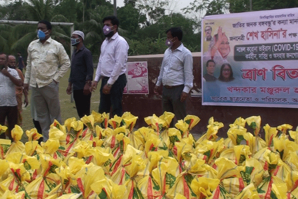 কোটালীপাড়ায় খাদ্য সমগ্রী বিতরণ

