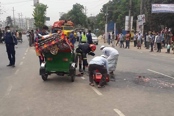 সাভারে কাভার্ড ভ্যানচাপায় পোশাক শ্রমিকসহ নিহত ২ 