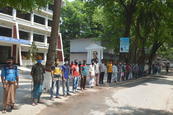 লালমনিরহাটে খাদ্যসামগ্রীর জন্য ইউএনও অফিসের সামনে শ্রমিকদের অবস্থান