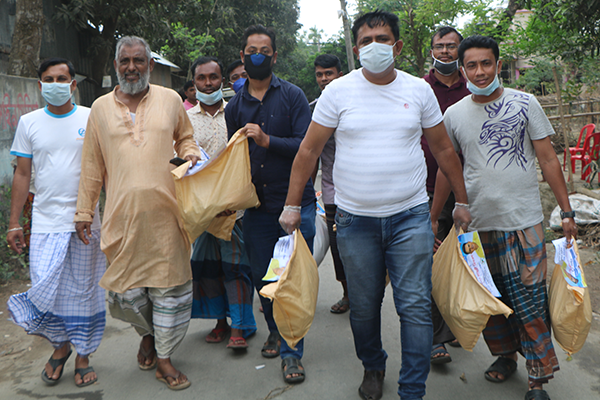 বাঞ্ছারামপুরে আওয়ামী লীগ নেতার খাদ্যসামগ্রী বিতরণ