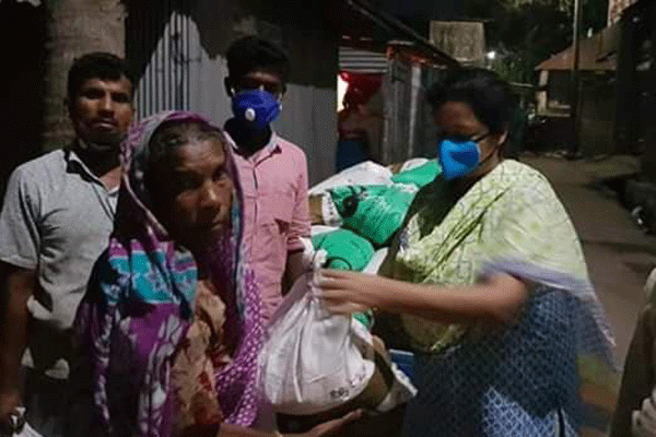 কুমিল্লা নগরে খাদ্য সামগ্রী নিয়ে বাড়ি বাড়ি যাচ্ছেন এমপি 

