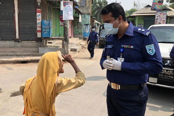 কুড়িগ্রামে নিম্ন আয়ের মানুষের বাড়ি গিয়ে  
পুলিশ সুপারের খাদ্য সহায়তা