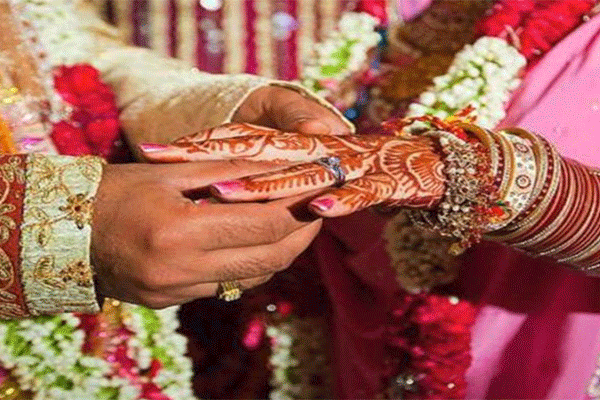 লকডাউনে ৭০ বরযাত্রী নিয়ে বিয়ে সরকারি কর্মকর্তার!
