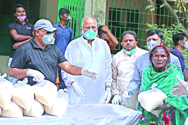 ৬০০ পরিবারের মাঝে খাদ্য বিতরণ করলেন রহমতুল্লাহ এমপি