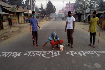 করোনা প্রতিরোধে হালুয়াঘাটের চিত্রশিল্পীর ব্যতিক্রমী উদ্যোগ