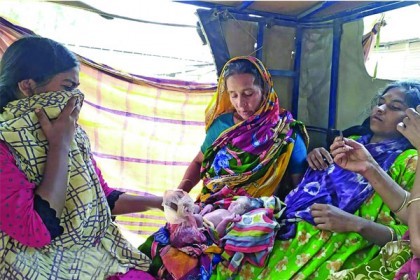 অটোরিকশা ও রাস্তায় সন্তানের জন্ম দুই মায়ের