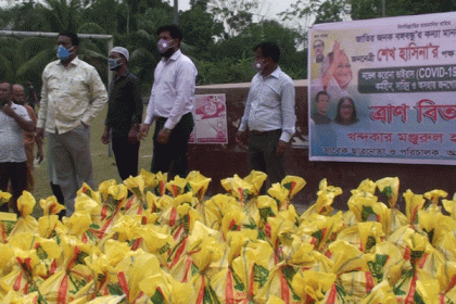 কোটালীপাড়ায় খাদ্য সমগ্রী বিতরণ

