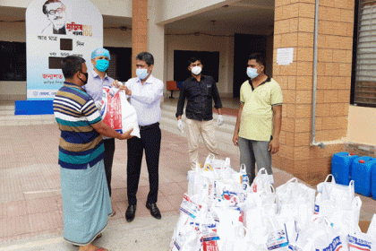 নোয়াখালীতে খাদ্য সামগ্রী বিতরণ

