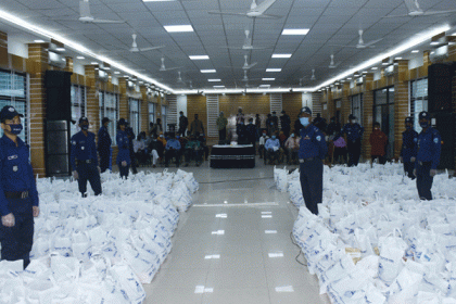 কুমিল্লায় পুলিশের খাদ্য সামগ্রী বিতরণ 

