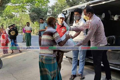 বগুড়ায় কর্মহীনদের মাঝে খাদ্য সামগ্রী বিতরণ