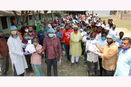 বগুড়ায় বিএনপির পক্ষ থেকে খাদ্য সামগ্রী বিতরণ