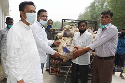 নন্দীগ্রামে কর্মহীনদের মাঝে খাদ্য সহায়তা প্রদান 