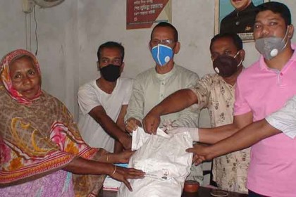 সিরাজগঞ্জে দুই শতাধিক কর্মহীন মানুষের মাঝে খাদ্য সহায়তা 