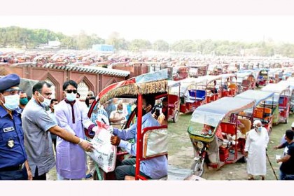 দিনাজপুরে অটোচালকদের মাঝে ত্রাণ বিতরণ করলেন হুইপ ইকবালুর 