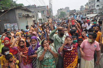 নারায়ণগঞ্জে চেয়ারম্যান বাড়ি ঘেরাও, ‘ত্রাণ না দিলে যাব না’