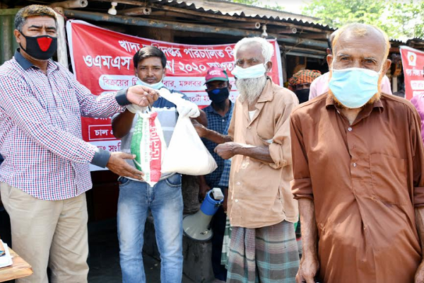 নওগাঁয় খোলাবাজারে চাল-আটা বিক্রি কার্যক্রম শুরু