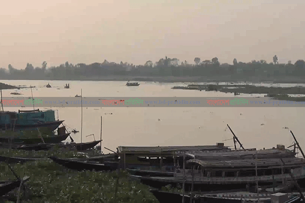 করোনা উপসর্গে নারীর ‍মৃত্যু, দাফনে বাধা, লাশ পড়ে আছে নৌকায়