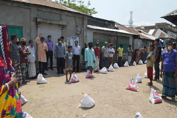 বিজয়নগরে ওয়ার্কার্স পার্টির ত্রাণ বিতরণ

