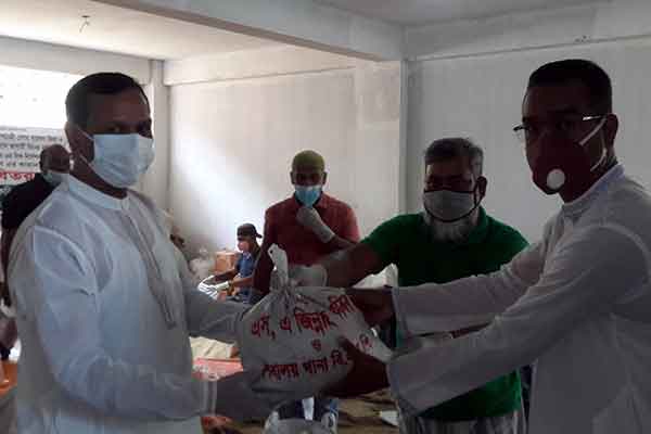 মানিকগঞ্জে কর্মহীনদের মাঝে ত্রাণ বিতরণ