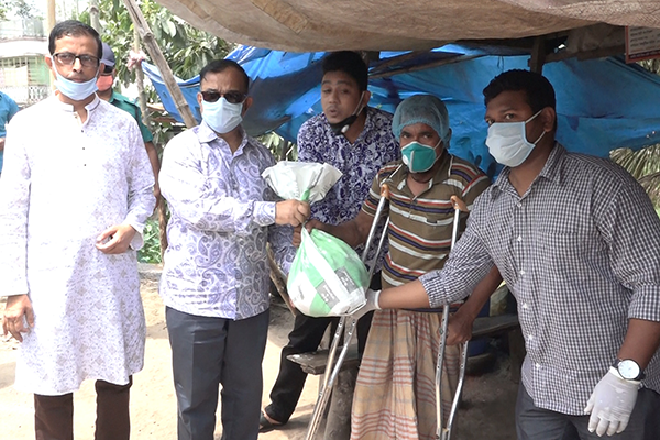 হটলাইনে ফোন পেয়ে বাড়ি বাড়ি খাদ্য সহায়তা পৌঁছে দিলেন পানি সম্পদ প্রতিমন্ত্রী