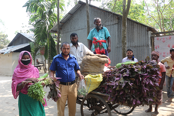 বিনামূল্যে বাড়ি বাড়ি সবজি পৌঁছে দিচ্ছেন গ্রাম পুলিশ মোস্তফা