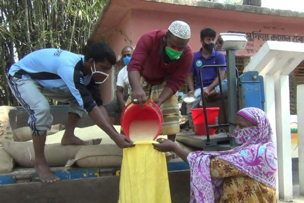 হাকিমপুরে বিনামূল্যে ওএমএসের চাল বিতরণ