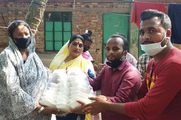 বরগুনায় কর্মহীন মানুষের ঘরে ঘরে খাবার বিতরণ