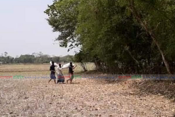 করোনার উপসর্গ নিয়ে মৃত্যু, লাশ বহনে খাটিয়া দিল না গ্রামবাসী!