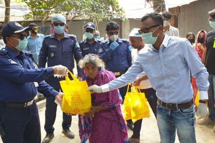 ফোন দেওয়ার ১০ মিনিটের মধ্যে বাড়ি বাড়ি পৌঁছে যাচ্ছে খাবার