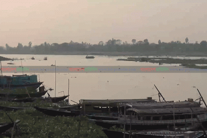 করোনা উপসর্গে নারীর ‍মৃত্যু, দাফনে বাধা, লাশ পড়ে আছে নৌকায়