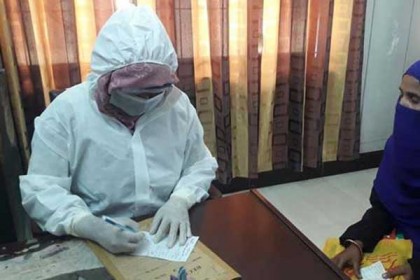 অসুস্থ সন্তানদের বাসায় রেখে করোনা ইউনিটে সেবা দিচ্ছেন ডা. আশা