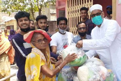 নাটোরে দুস্থদের মাঝে আওয়ামী লীগ নেতার খাদ্যসামগ্রী বিতরণ