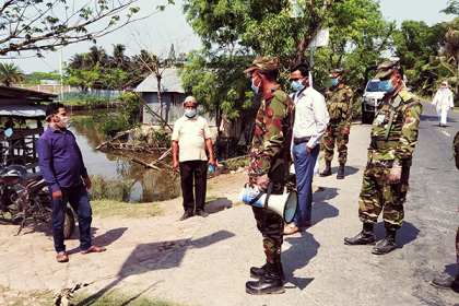 মোরেলগঞ্জে পাড়া-মহল্লায় ঘুরে কোয়ারেন্টাইন রক্ষার আহ্বান সেনাবাহিনীর 