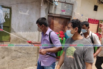 মহাখালীর বস্তিতে জীবাণুনাশক স্প্রে করলো জিয়াউর রহমান ফাউন্ডেশন